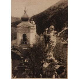 Pocztówka Krzemieniec. Fragment wiryndarza Liceum Krzemienieckiego i kościół pofranciszkański ok. 1937 r.