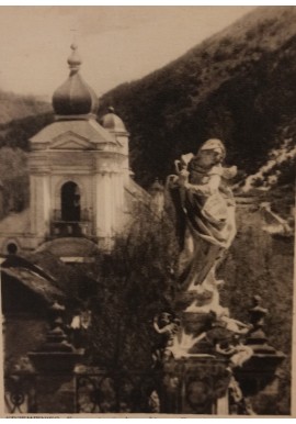 Pocztówka Krzemieniec. Fragment wiryndarza Liceum Krzemienieckiego i kościół pofranciszkański ok. 1937 r.